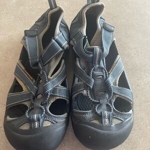Keen Men's Black and Gray Sandals